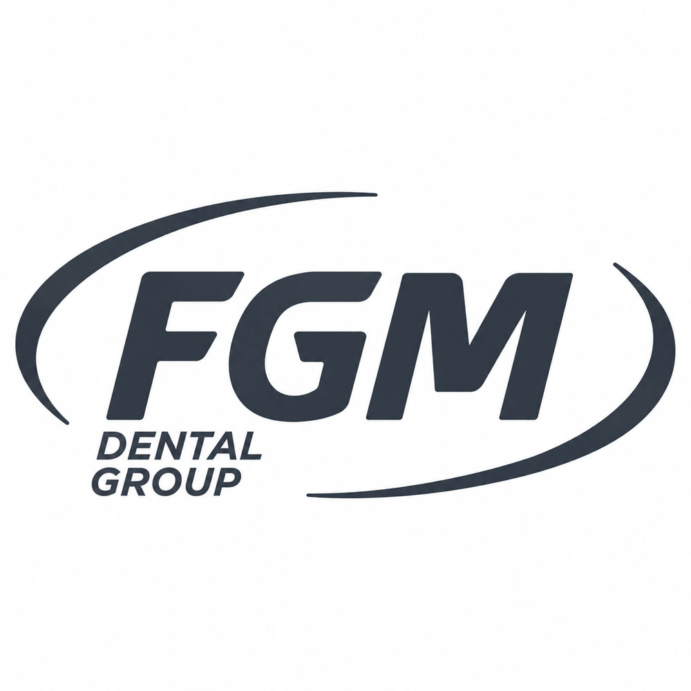 لوگوی برند اف جی ام FGM Dental Group برزیل، تولیدکننده مواد ترمیمی و زیبایی دندانپزشکی، با نوشته خاکستری تیره روی زمینه سفید